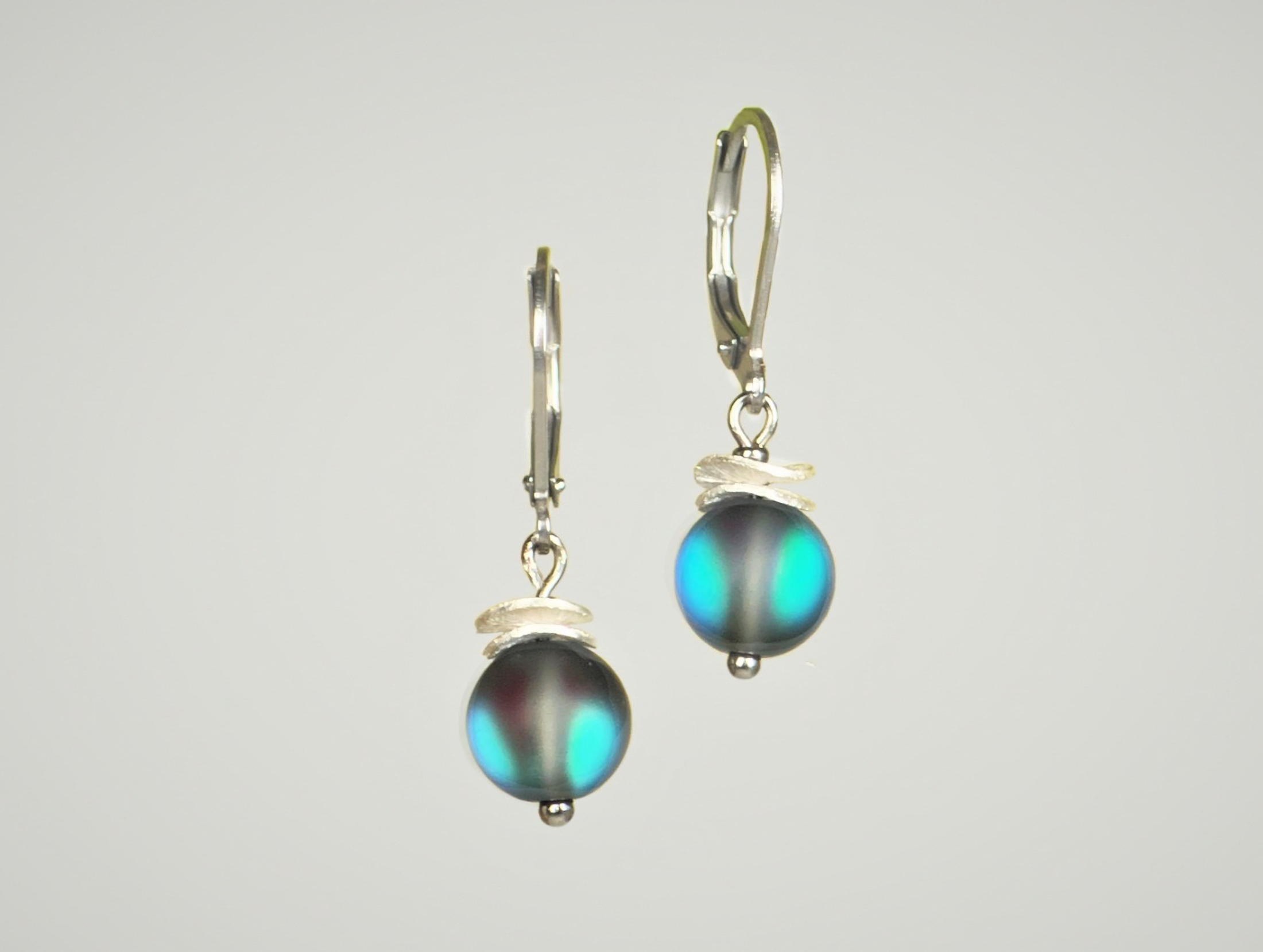 Ohrhänger mit schimmernder Perle und Zierteilen aus 925 Silber